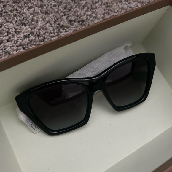 Burberry Arden sunglaases - Picture 9 of 10